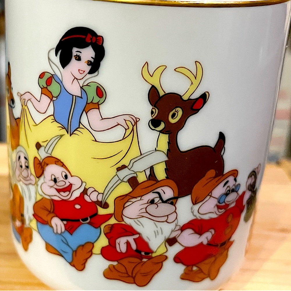 VINTAGE DISNEY COLLECTABLE MUG. SNOW WHITE AND DWARVES FEATURED NO CHIPS KITCHEN